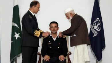 پاک بحریہ نے قومی ٹیم کے مایاناز کرکٹر فخر زمان کو لیفٹننٹ کا اعزازی رینک دے دیا